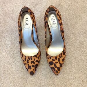A n.a Leopard heels